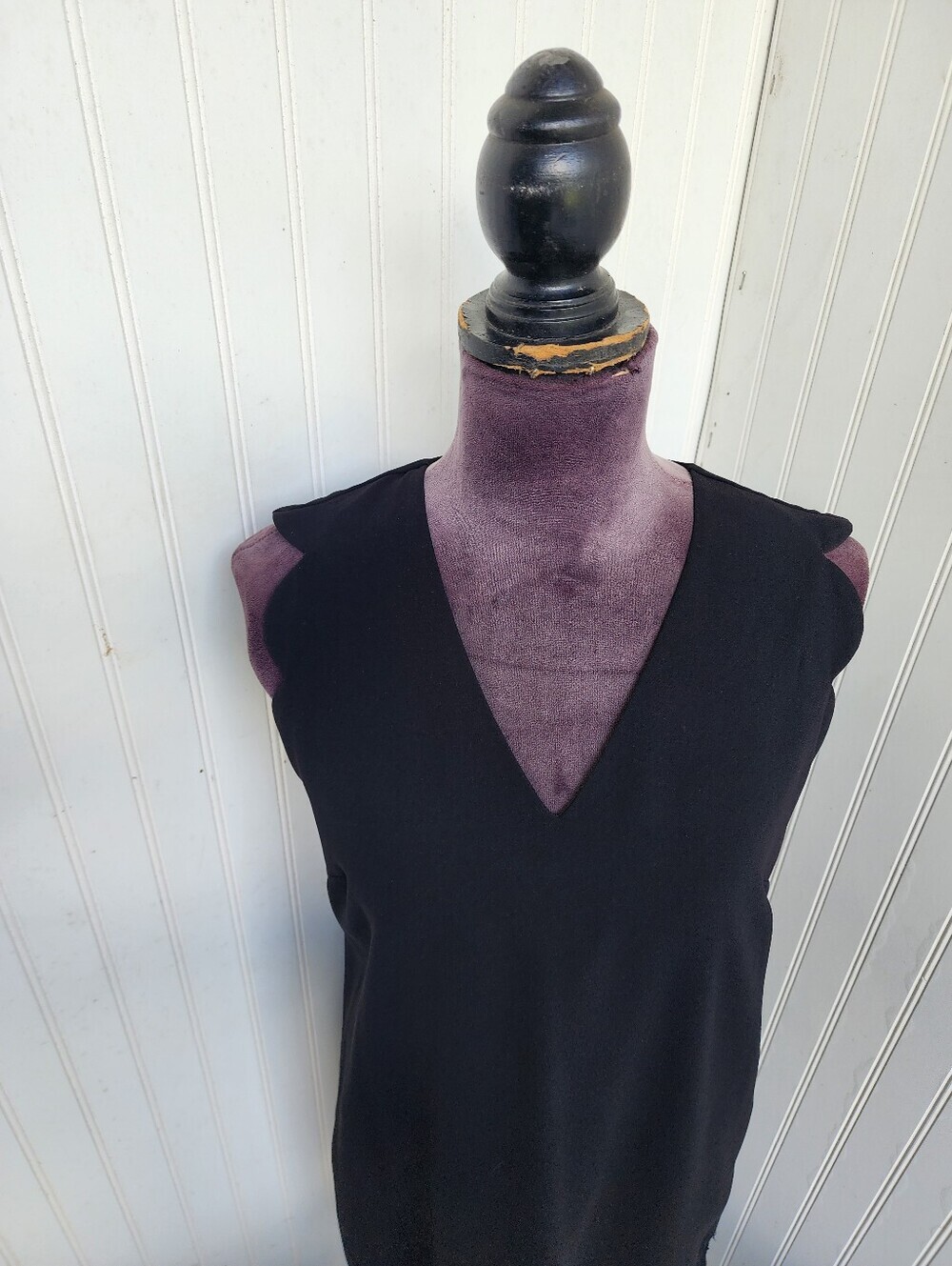 CeCe Women's Sheath Dress Scalloped Hem Lined Black Sleeveless Zip Back Sz 4 - Picture 3 of 11